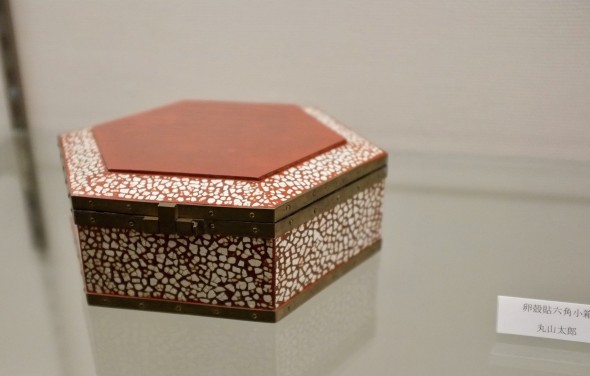 Hexagonal box with intricate eggshell pattern