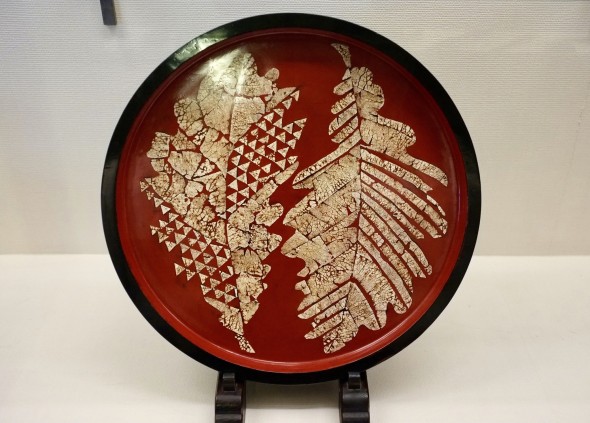 Tray with oak leaves made with eggshells