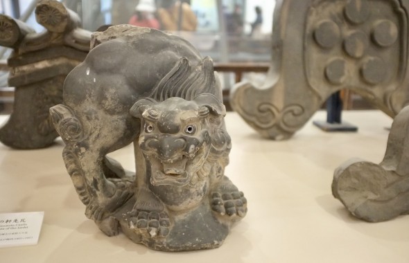 Labeled as a "Japanese gargoyle", this is one of the elements from the castle's roof.