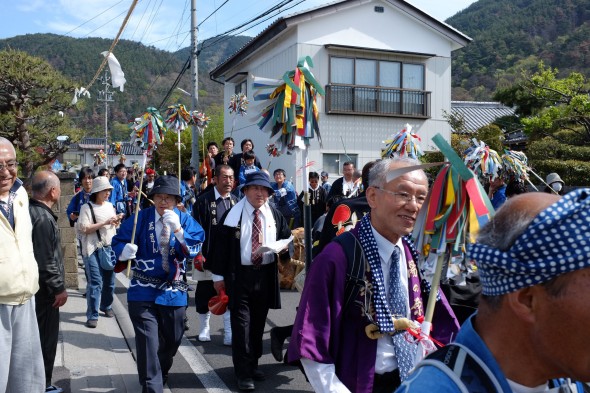 Crowds gathered for the departure of the Onbashira log to the shrine.
