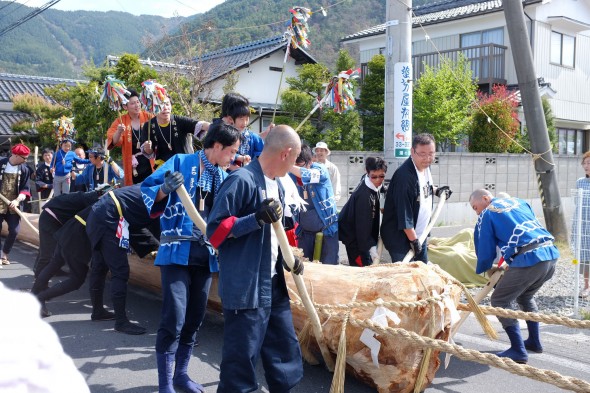 The Onbashira log departs the Yunohara neighborhood
