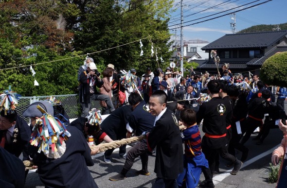 Turning the Onbashira log around a corner