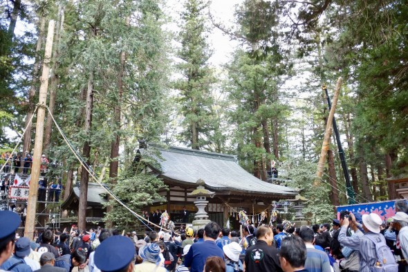 Onbashira logs standing on both sides of the shrine.