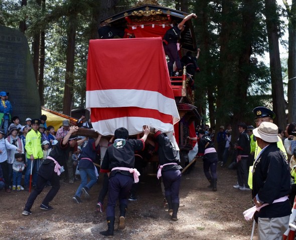 Pushing up the incline inside the shrine premises