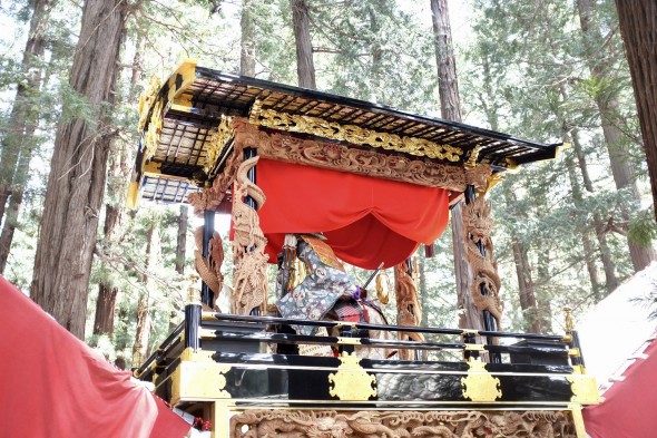 This fune has dragon carvings going up its four posts