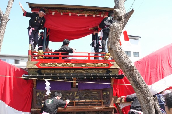 Pushing up the incline street to the shrine
