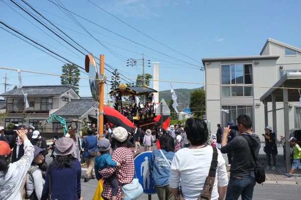 This boat is preparing to turn the sharp corner to the shrine.