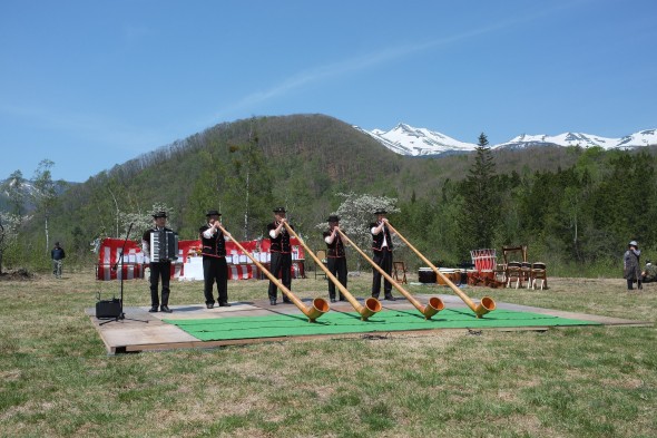 Alpenhorn players performing.