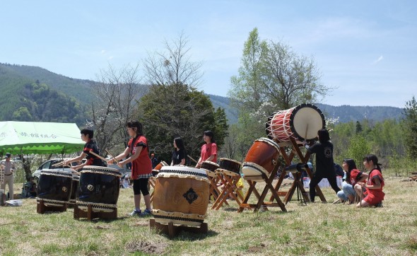 A taiko performance by students from the local school.