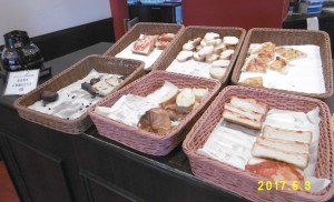 大家動作非常快,把好吃的麵包全裝肚,店家也不吝嗇,馬上補貨(各種口味麵包)