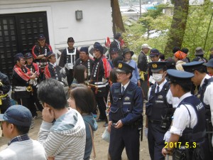 當地的消防團跟警察一起幫忙跟支援.