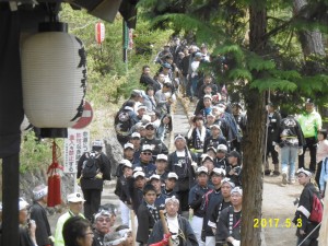 大家開始準備合力拖巨柱