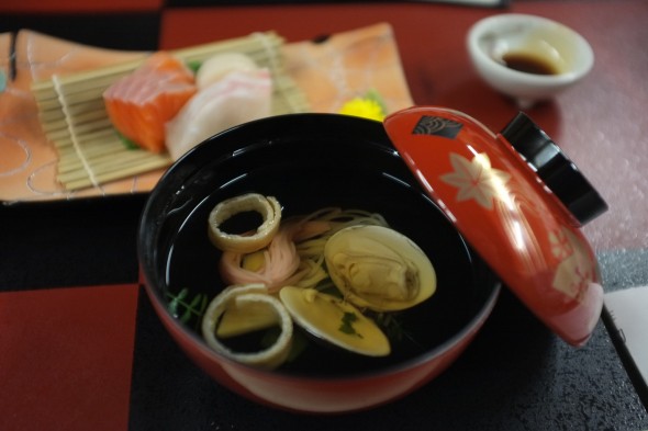 A delicate soup with clams and red & white somen noodles