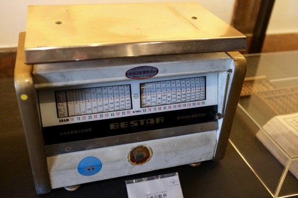 Moving up in technological advances - this is an automatic scale that also appears to show you the price per 100 grams.