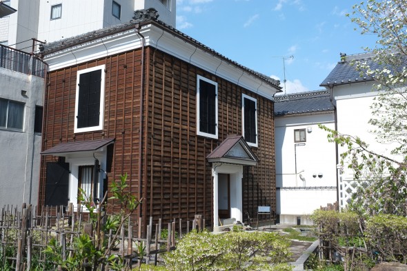 The wooden warehouse-turned-residence. Amazing construction!