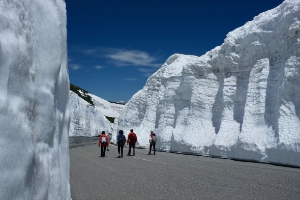 Huge walls of snow (and an endless supply of snowball ammo)