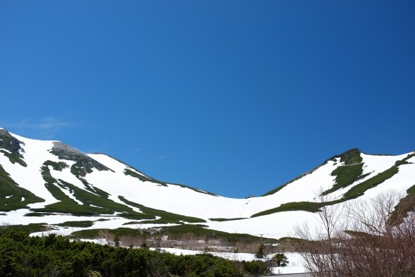 The snow gorge between peaks of Mt. Norikuradake, as seen after walking down a bit.