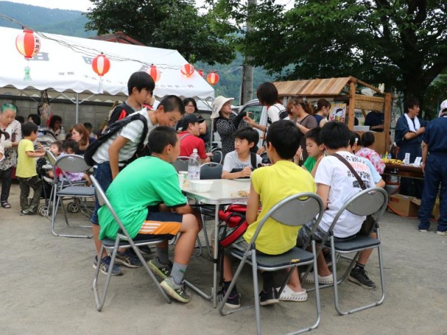 子供達輪になって