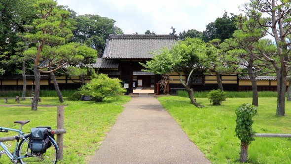 The walkway from the street, leading to the inner-gate.