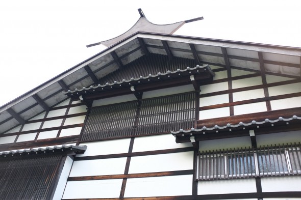 The "suzume odori" or "suzume odoshi" roof ornament of Akanejuku's main building.