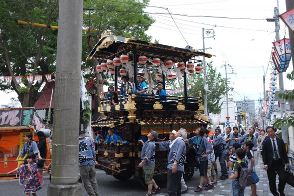 Pulling one of the floats into the the shrine