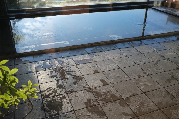 Indoor bath with stone tiles