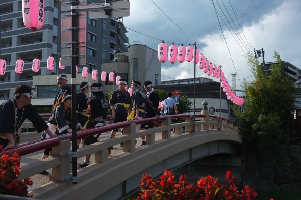 Waiting for the festival to start under the lanterns