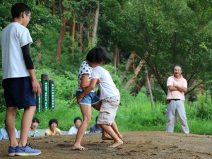 女子も頑張る相撲大会