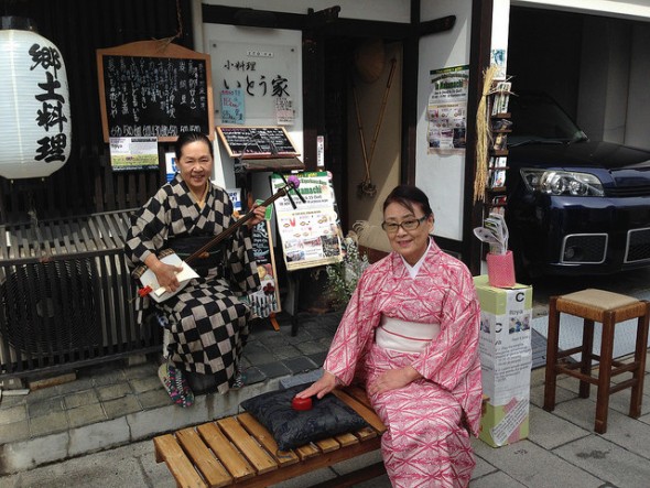 The Konpira Fune-Fune game in front of Itoya