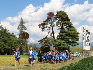 三本松を行く子供神輿