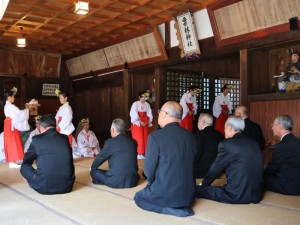 厳かに始まる神事