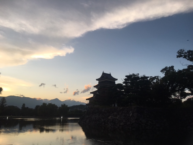 夕暮れ時の松本城