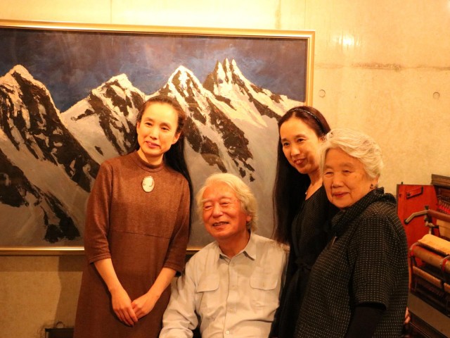 演奏終了後に記念撮影、左より：桂聡子（次女）さん、舘野泉さん、桂綾子（長女）さん、桂晴美（奥様）さん。