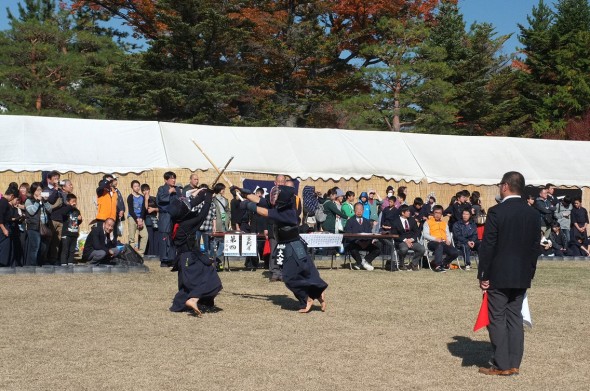 Dueling kendo contestants