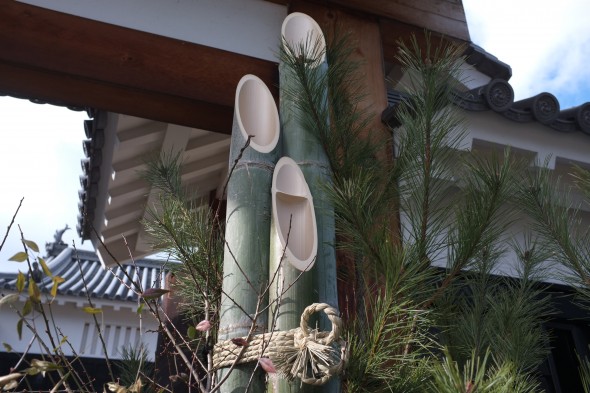 An up-close look at one of Matsumoto Castle's kadomatsu.
