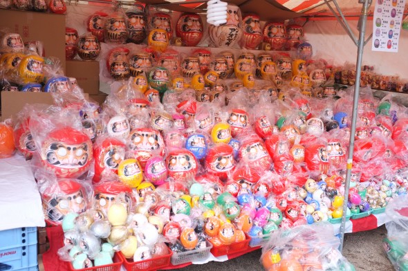 A daruma seller at Yohashira Shrine