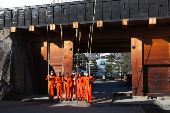 The susuharai team posing with their brooms in front of Taikomon Gate