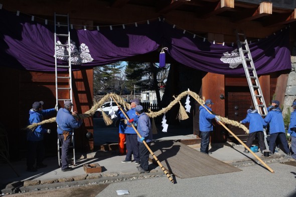 Preparing to lift the shimenawa up to hang