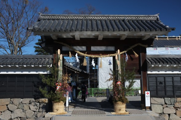 Matsumoto Castle's main gate adorned with a shimenawa and kadomatsu