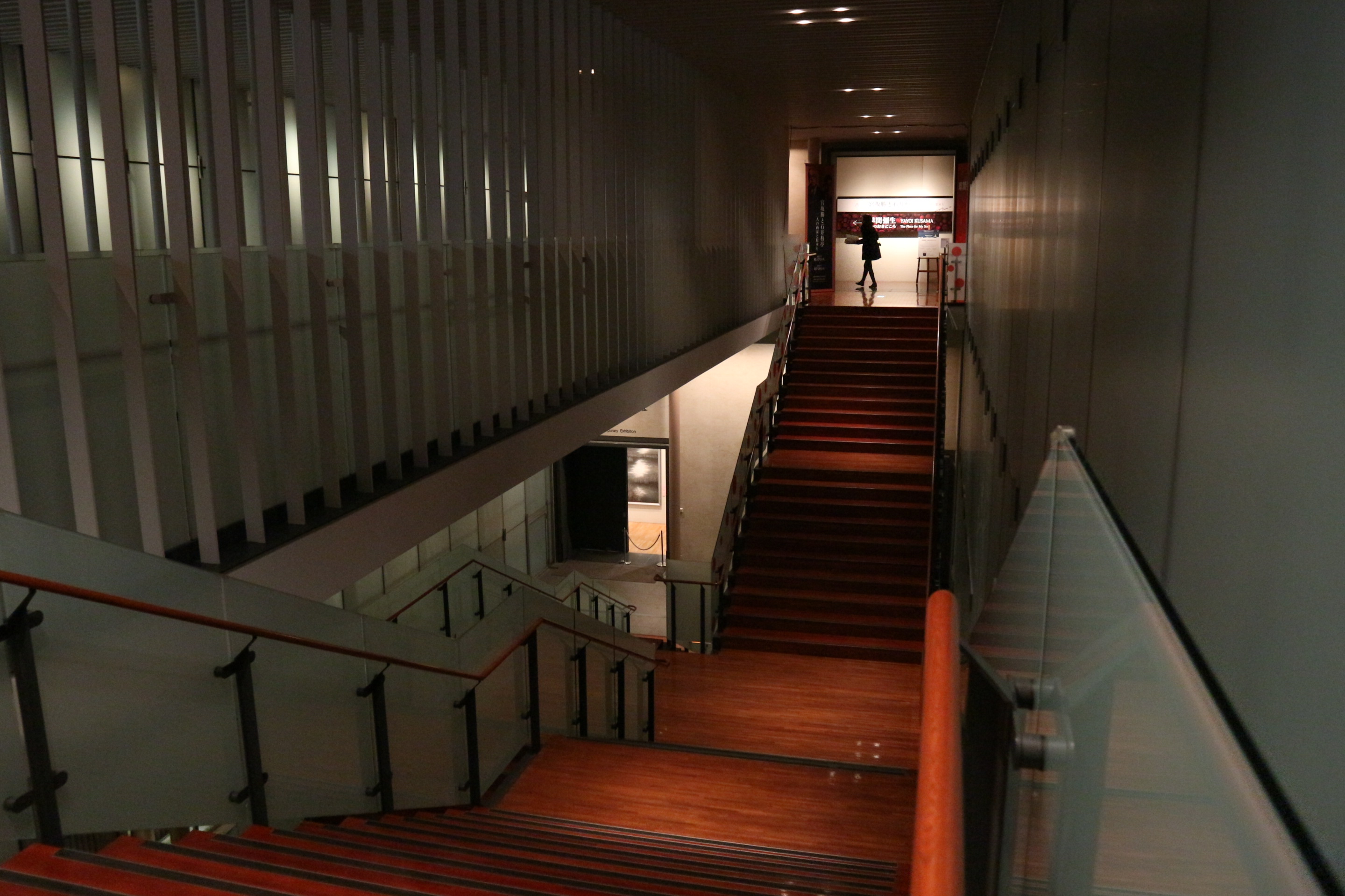 松本市美術館内