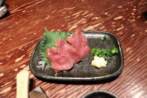 松本名產生馬肉。蕎麥麵店也能品嘗得到。