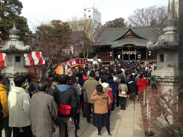 Hundreds of people lined up before Yohashira Shrine