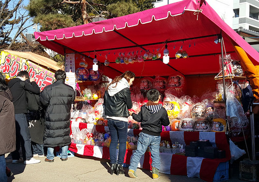Picking out the perfect daruma