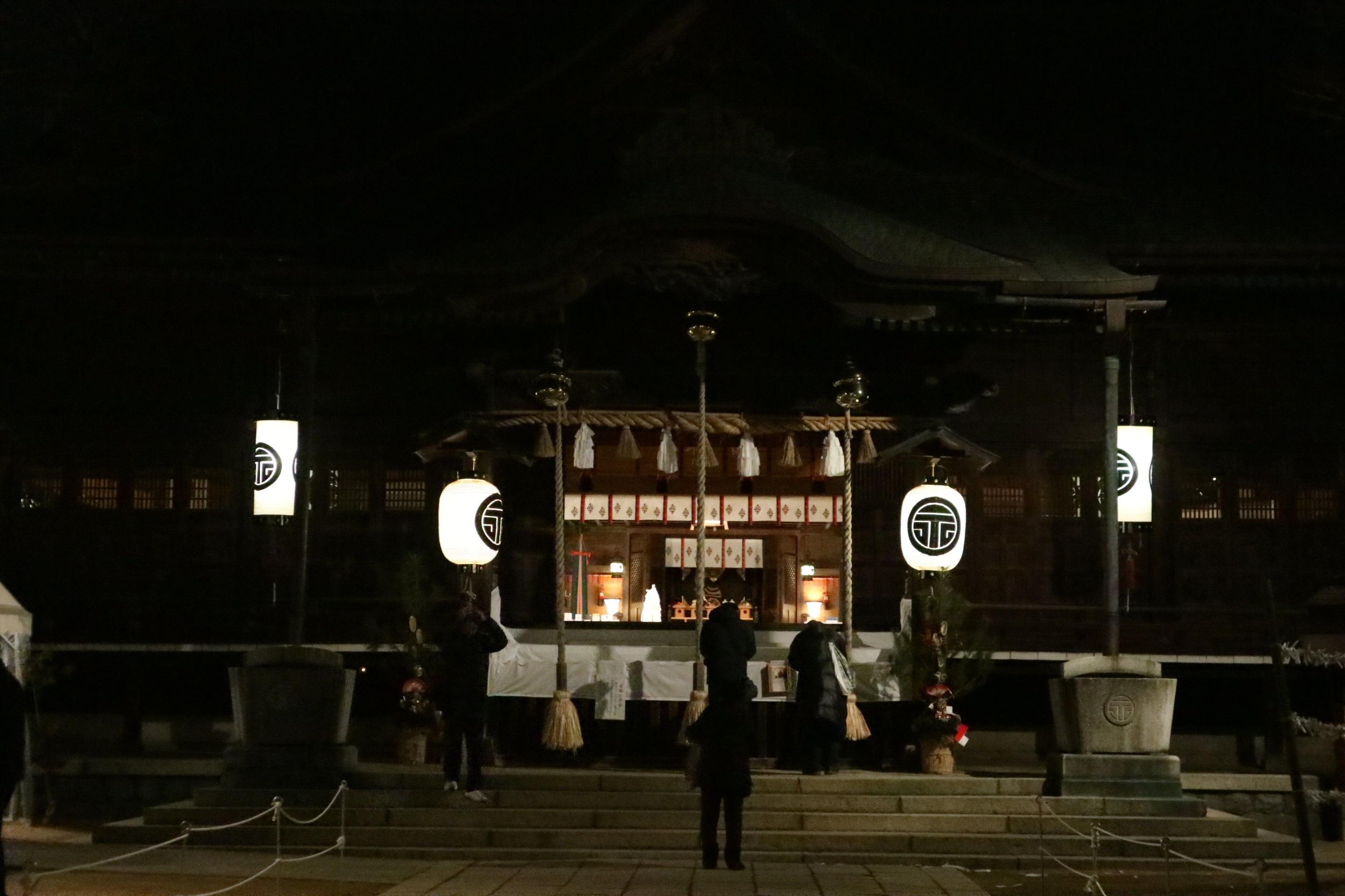 四柱神社夜
