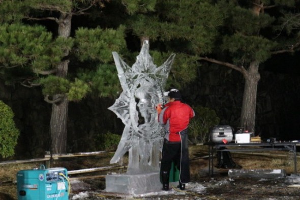 Junichi Nakamura working on his sculpture