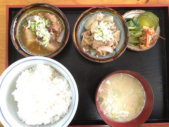 Gyusuji (tender beef tendon) stew and butamotsu (pork offal) stew combo