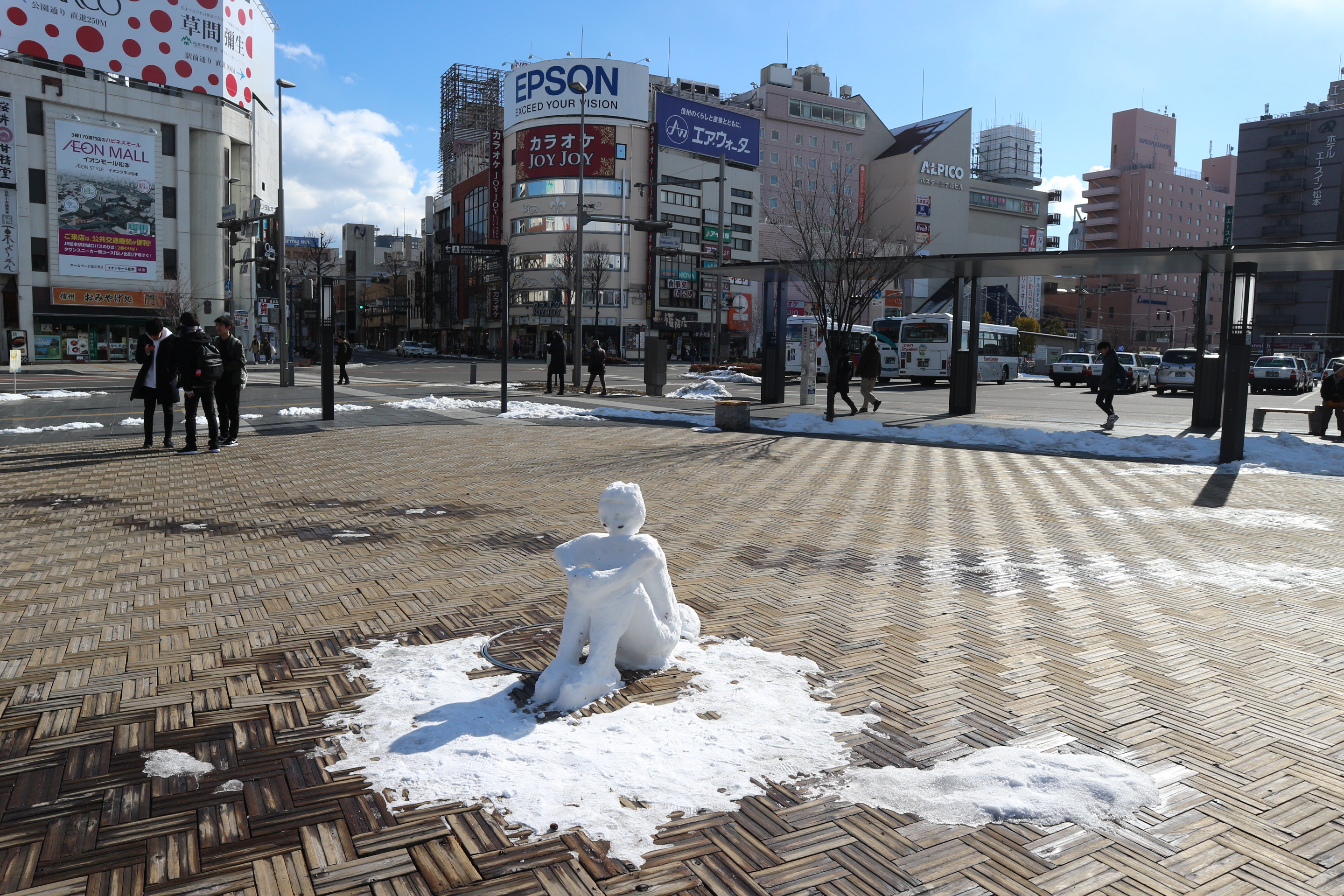 駅前広場の雪の像