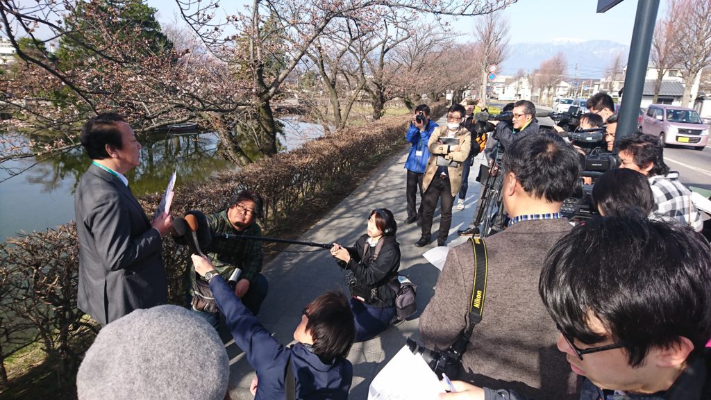 報道陣を前に開花宣言をする手島所長