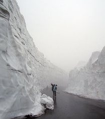 10 Meters High Snow Walls in Norikura