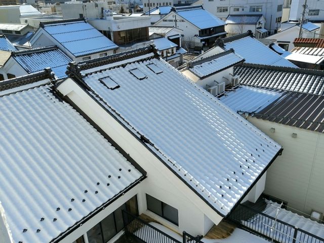 #中町 のオフィスの窓から見える #蔵の屋根瓦
特に、雪の積もったときは、モノトーンになって美しいです
#nakamachistreet #おうちで松本
